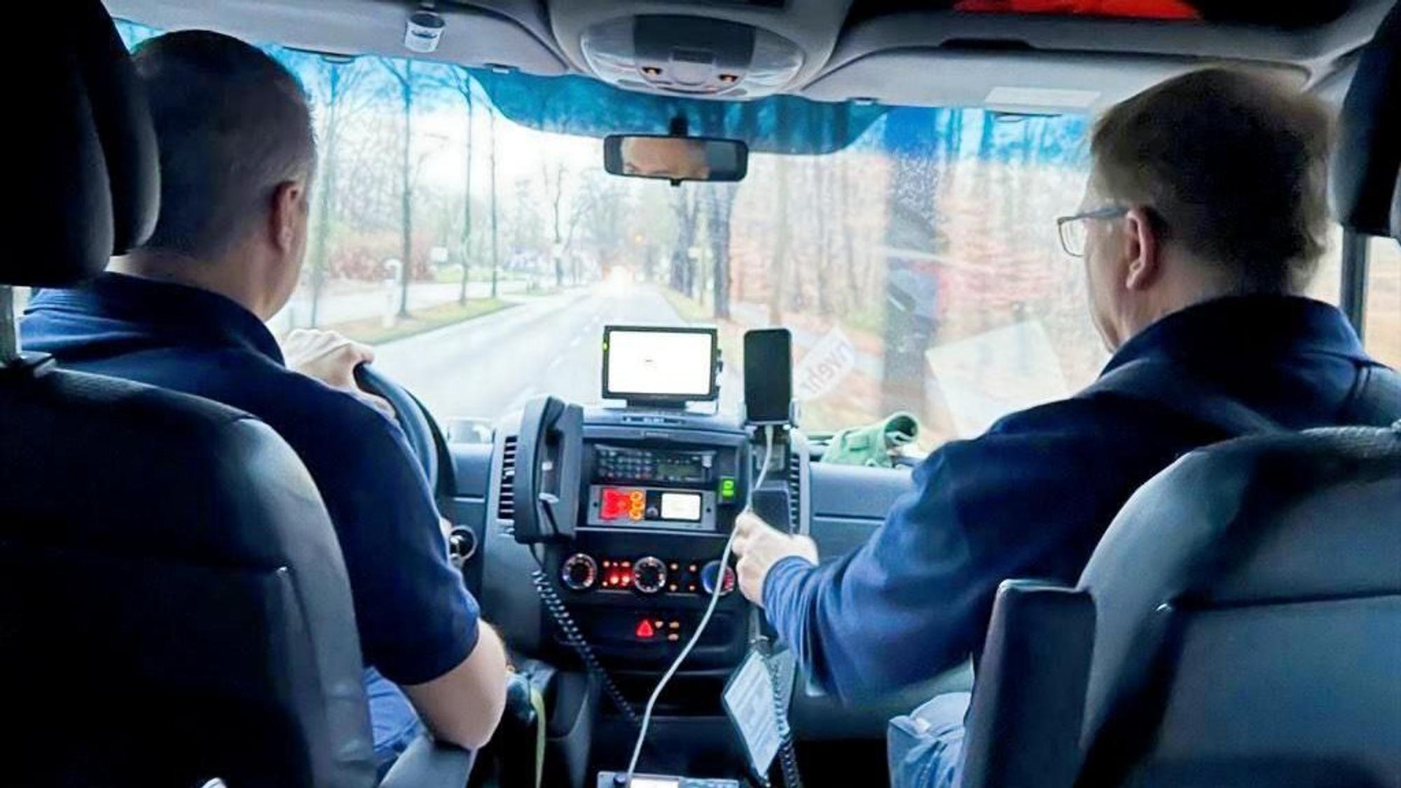 Einsatzleiter Ulrich Laschet (r.) auf dem Weg zu einem Einsatz