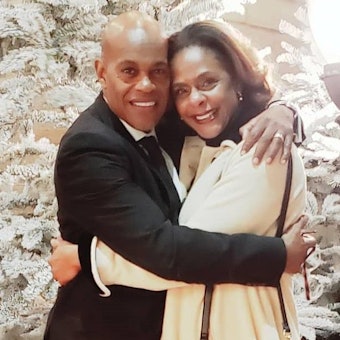 Jubilant Sykes mit seiner Ehefrau.