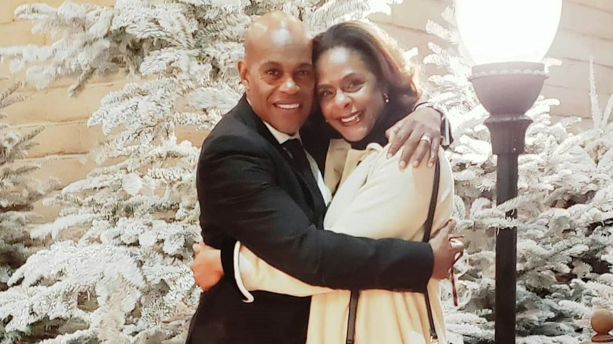 Jubilant Sykes mit seiner Ehefrau.