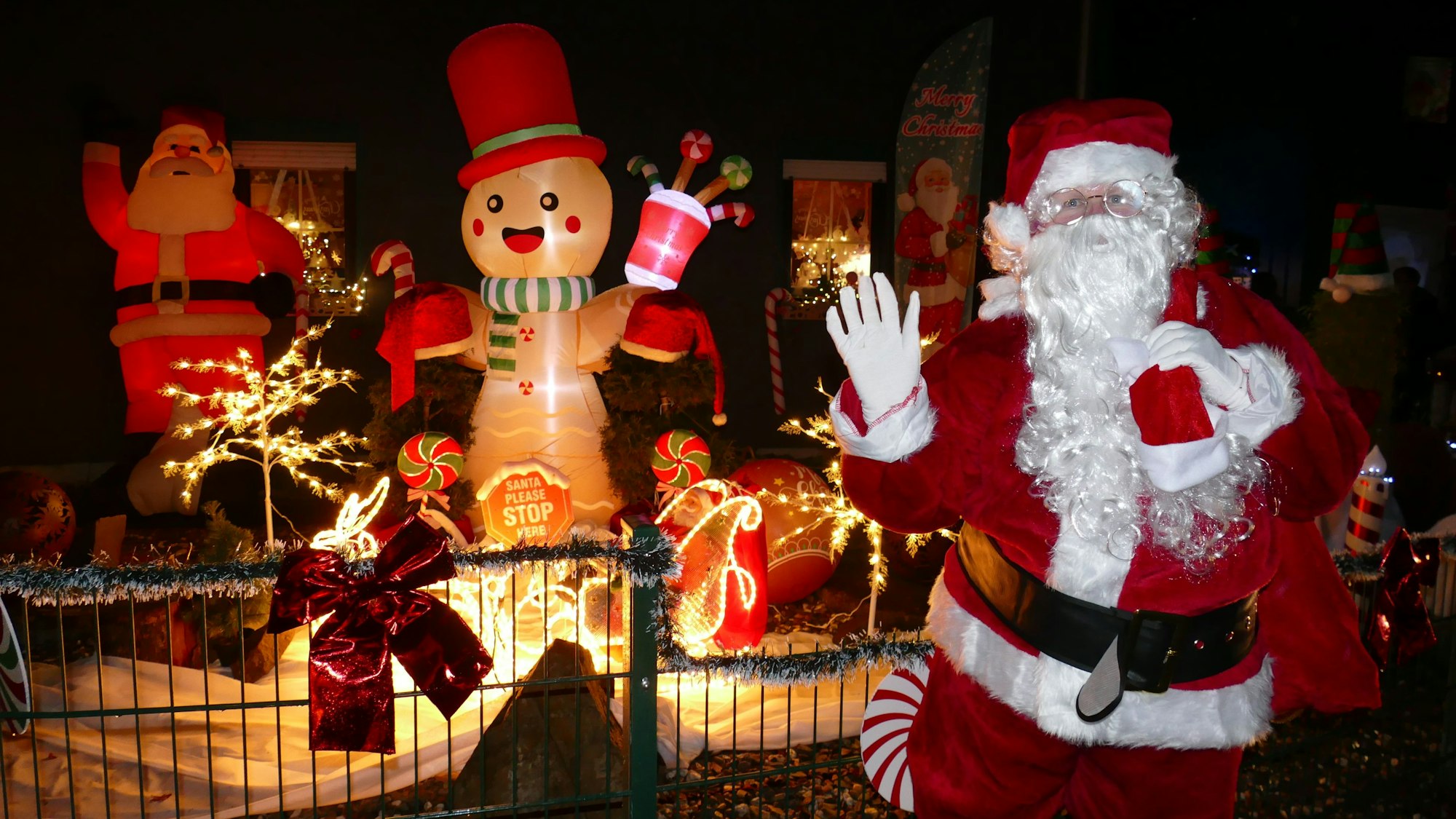 Angie Müller liebt Dekorieren – auch sich selbst. Sie ist für die Kinder in Dattenfeld als Nikolauf im Einsatz.