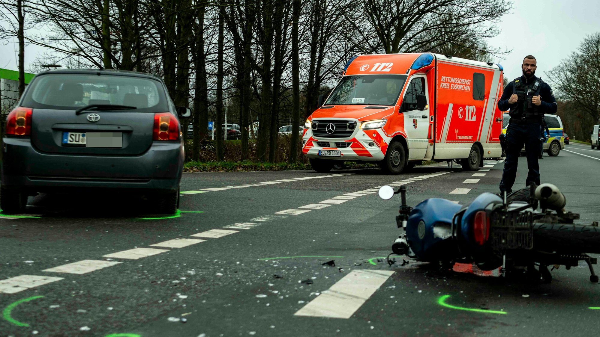 Das Bild zeigt die Szenerie nach dem Unfall. Im Hintergrund ist ein Rettungswagen zu sehen.