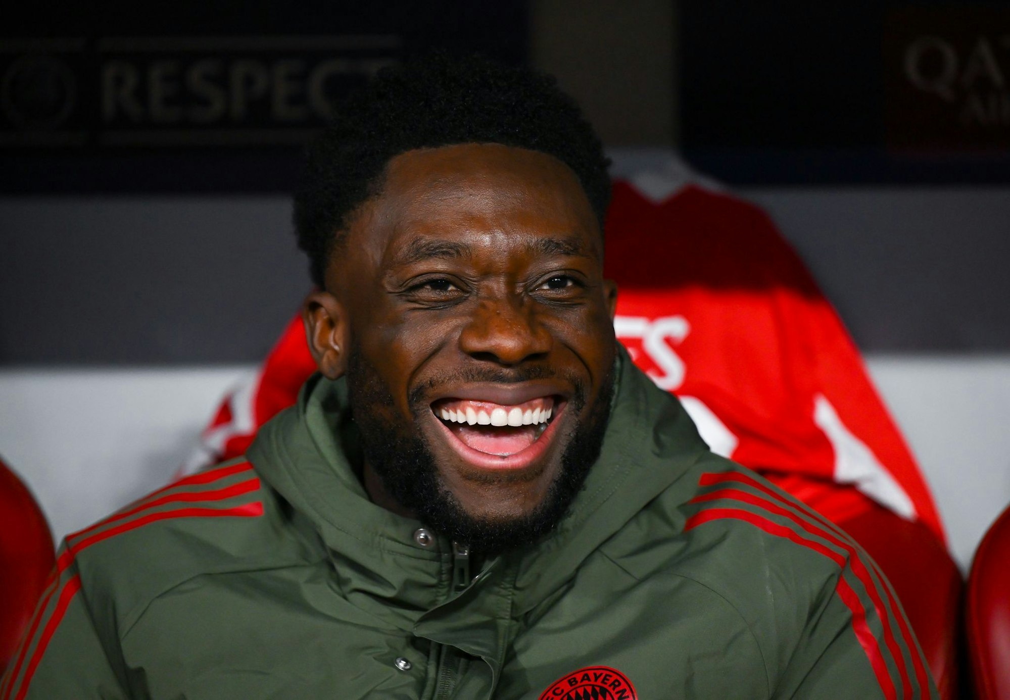 Schon die Rückkehr auf die Ersatzbank erfüllte Alphonso Davies vor dem Anpfiff mit purer Freude.