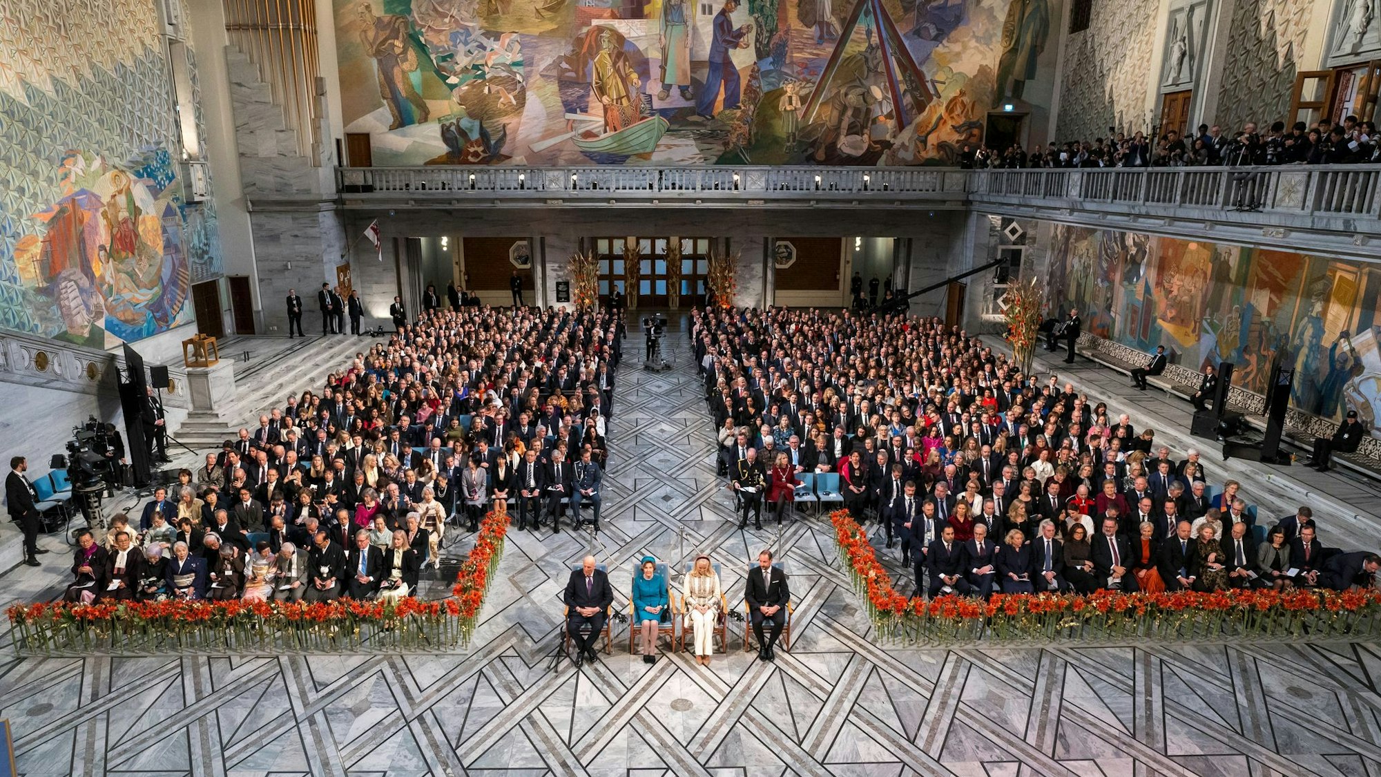 Der Friedensnobelpreis wird alljährlich feierlich und vor den Augen der norwegischen Königsfamilie (vorne) im Osloer Rathaus vergeben. (Archivbild)