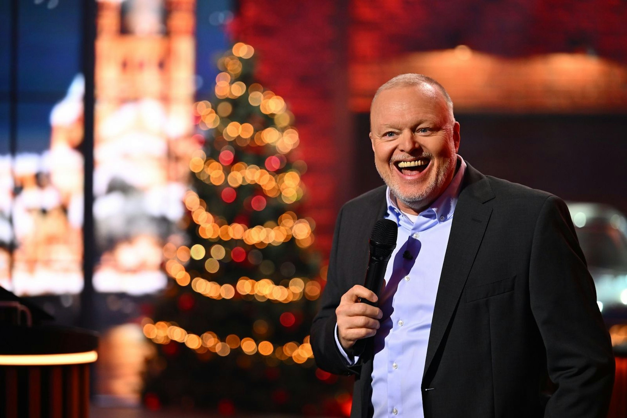 Stefan Raab ist in der neusten Ausgabe von „Die Stefan Raab Show“ in Weihnachtsstimmung. (Bild: RTL / Raab Entertainment / Willi Weber)