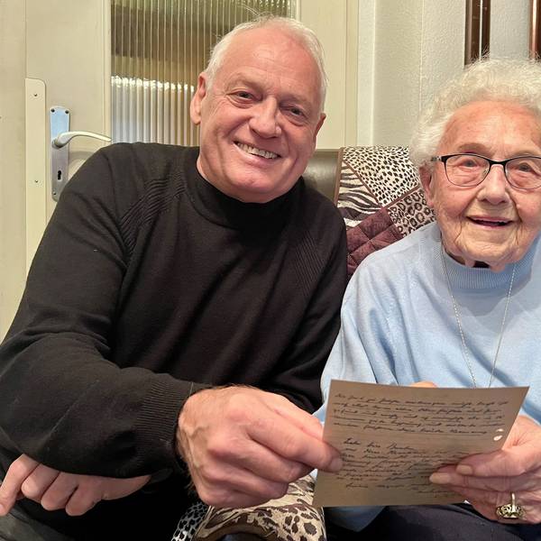 Die 101 Jahre alte Margret Küster mit einem von 250 in Sütterlin-Handschrift verfassten Briefen, die der Vater von Ludger Bunten im Zweiten Weltkrieg von der Ostfront geschickt hat.