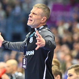 VfL-Trainer Gudjon Valur Sigurdsson mit einem verzweifelten Gesichtsausdruck.