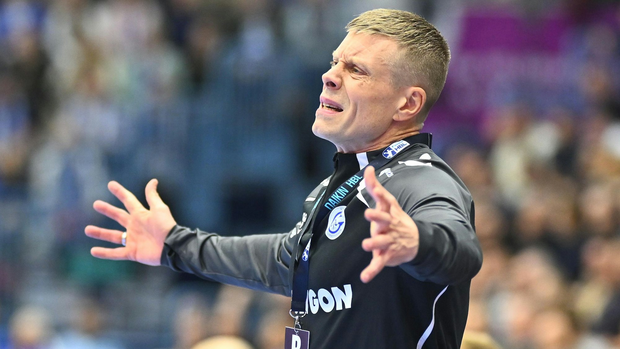 VfL-Trainer Gudjon Valur Sigurdsson mit einem verzweifelten Gesichtsausdruck.