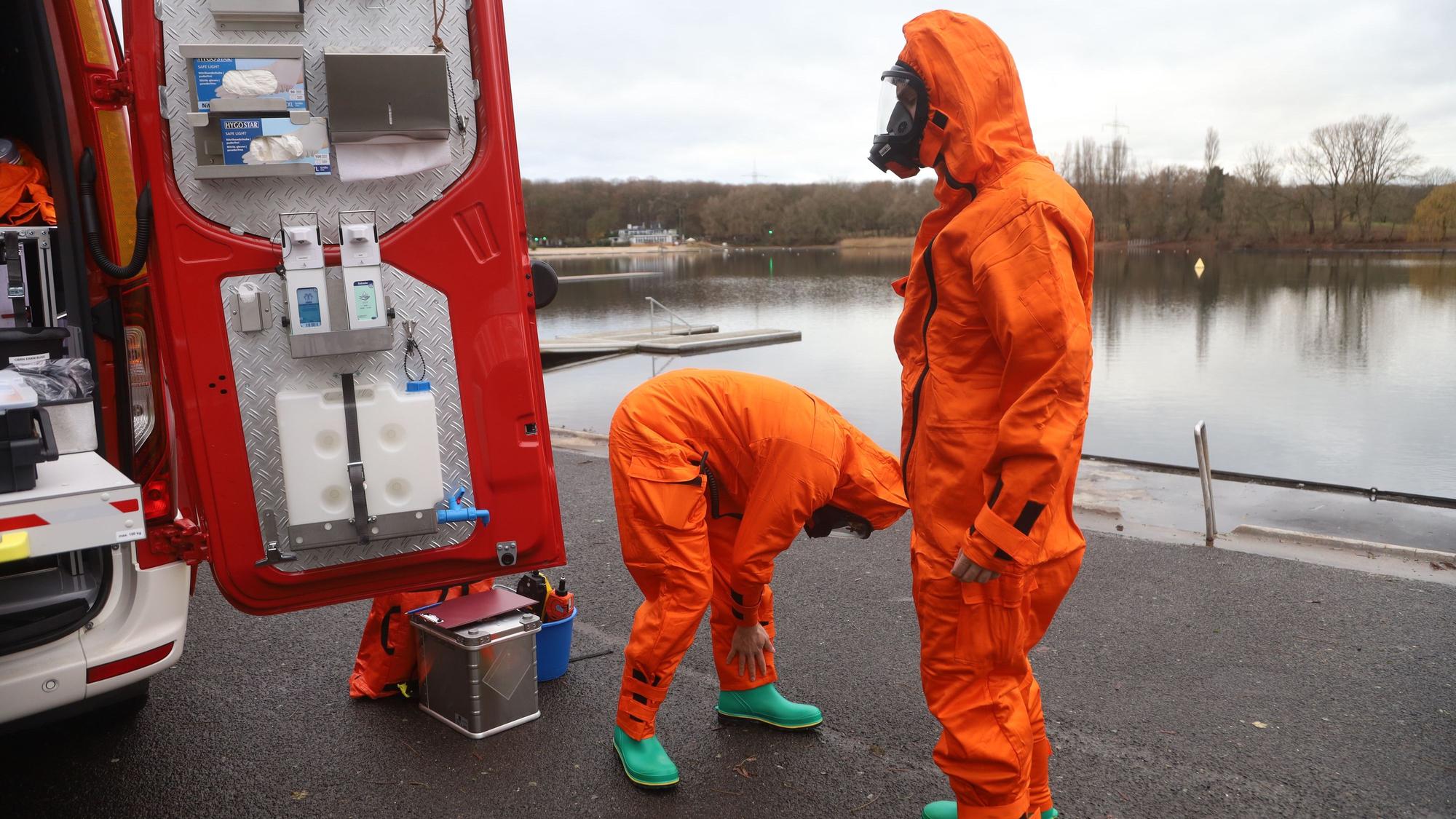 08.12.2025, Köln: Probenentnahme vom Wasser am Fühlinger See von der Analytischen Task Force Köln (ATF Köln). Foto: Arton Krasniqi