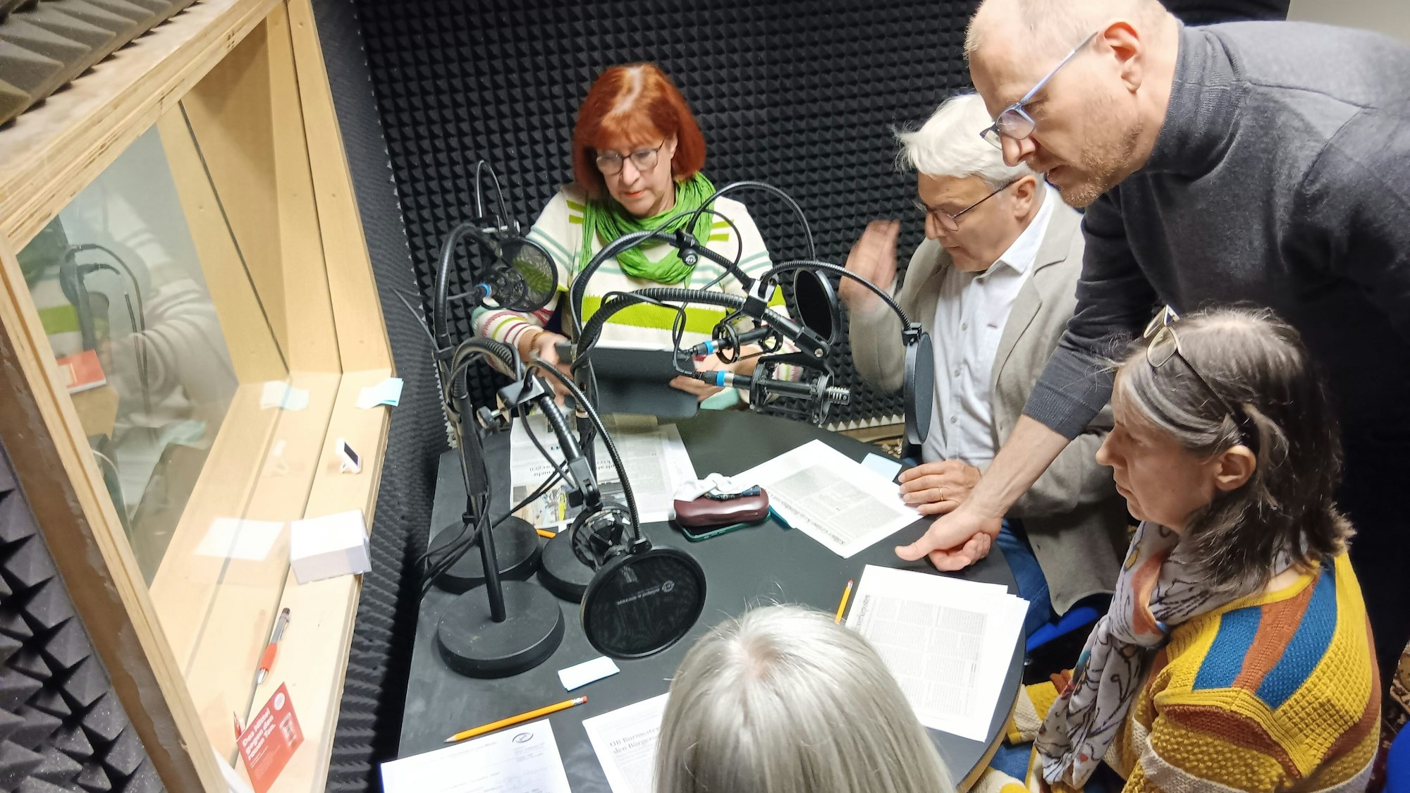 Die Texte werden ausgeschnitten und vom Blatt abgelesen.