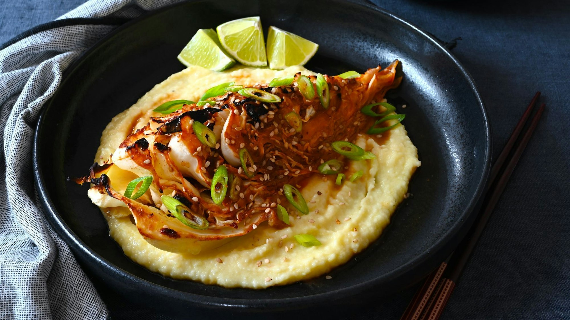 Besonders lecker wird es, wenn die Marinade zwischen die Blätter des Spitzkohls fließt.