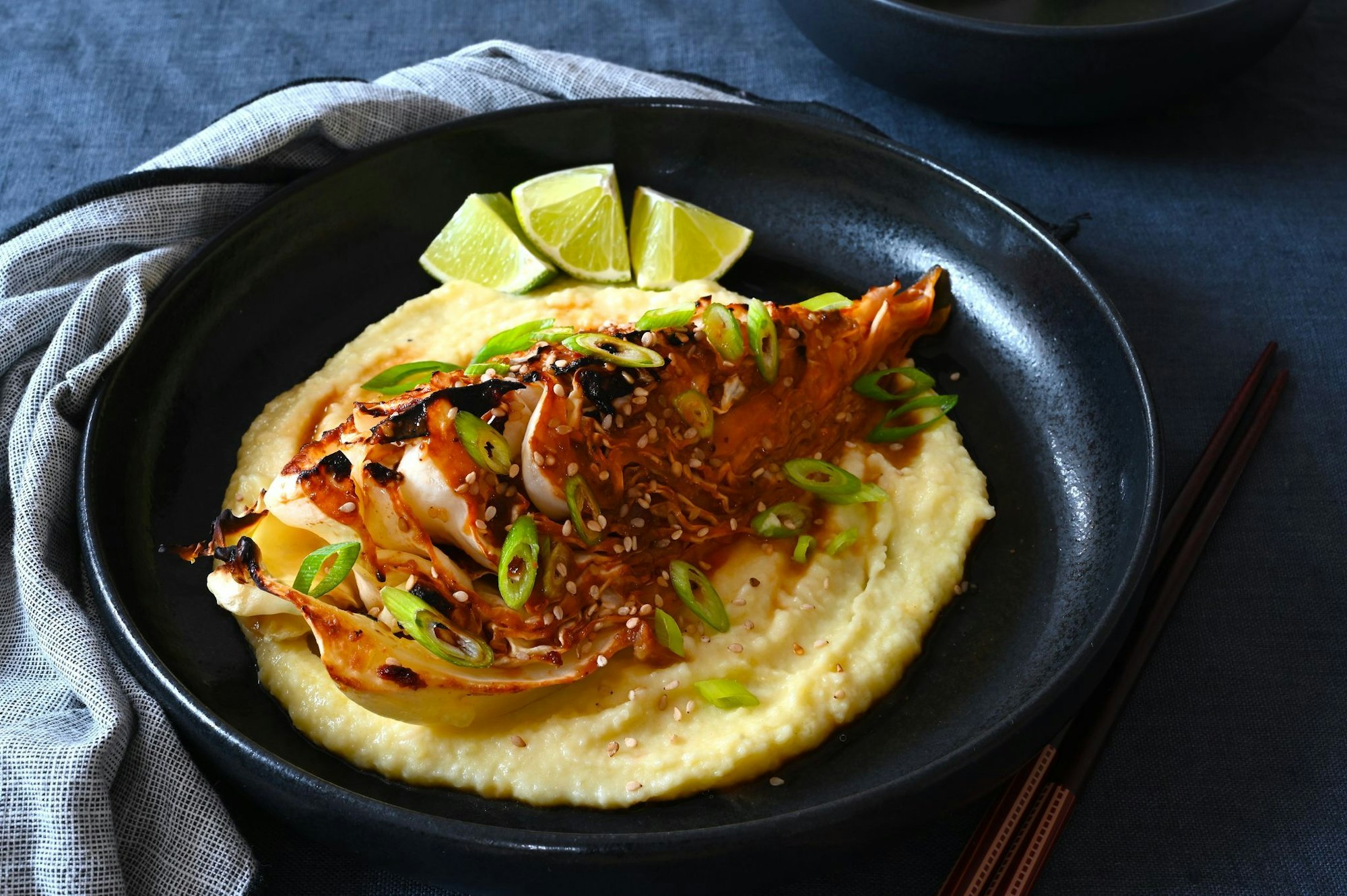 Besonders lecker wird es, wenn die Marinade zwischen die Blätter des Spitzkohls fließt.