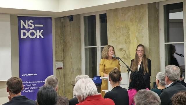 Elternvertreterin Silvia Rick (links) und Oberstufenschülerin Lilli E. nehmen den Bilz-Preis im NS-Dok entgegen.
