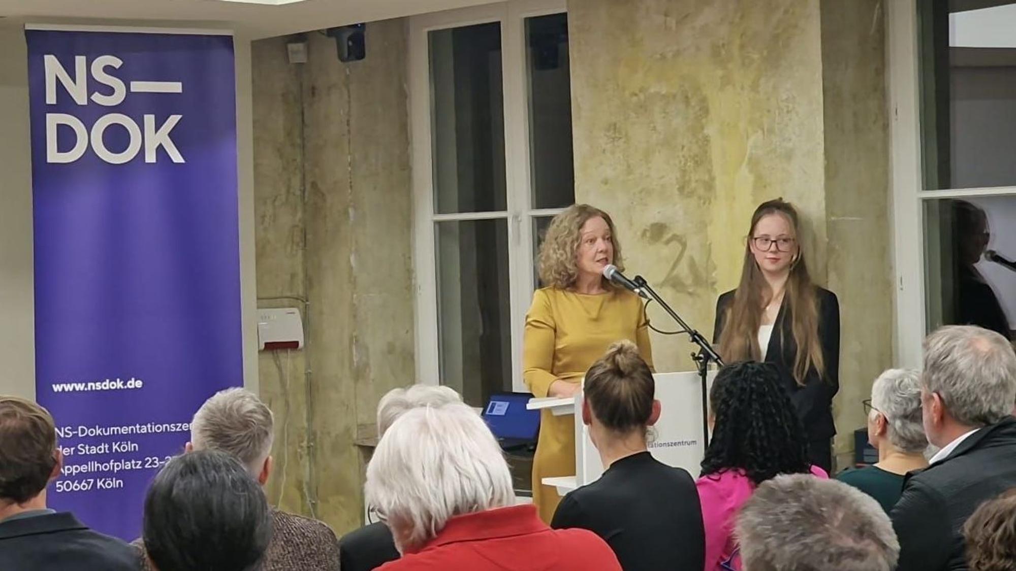 Elternvertreterin Silvia Rick (links) und Oberstufenschülerin Lilli E. nehmen den Bilz-Preis im NS-Dok entgegen.