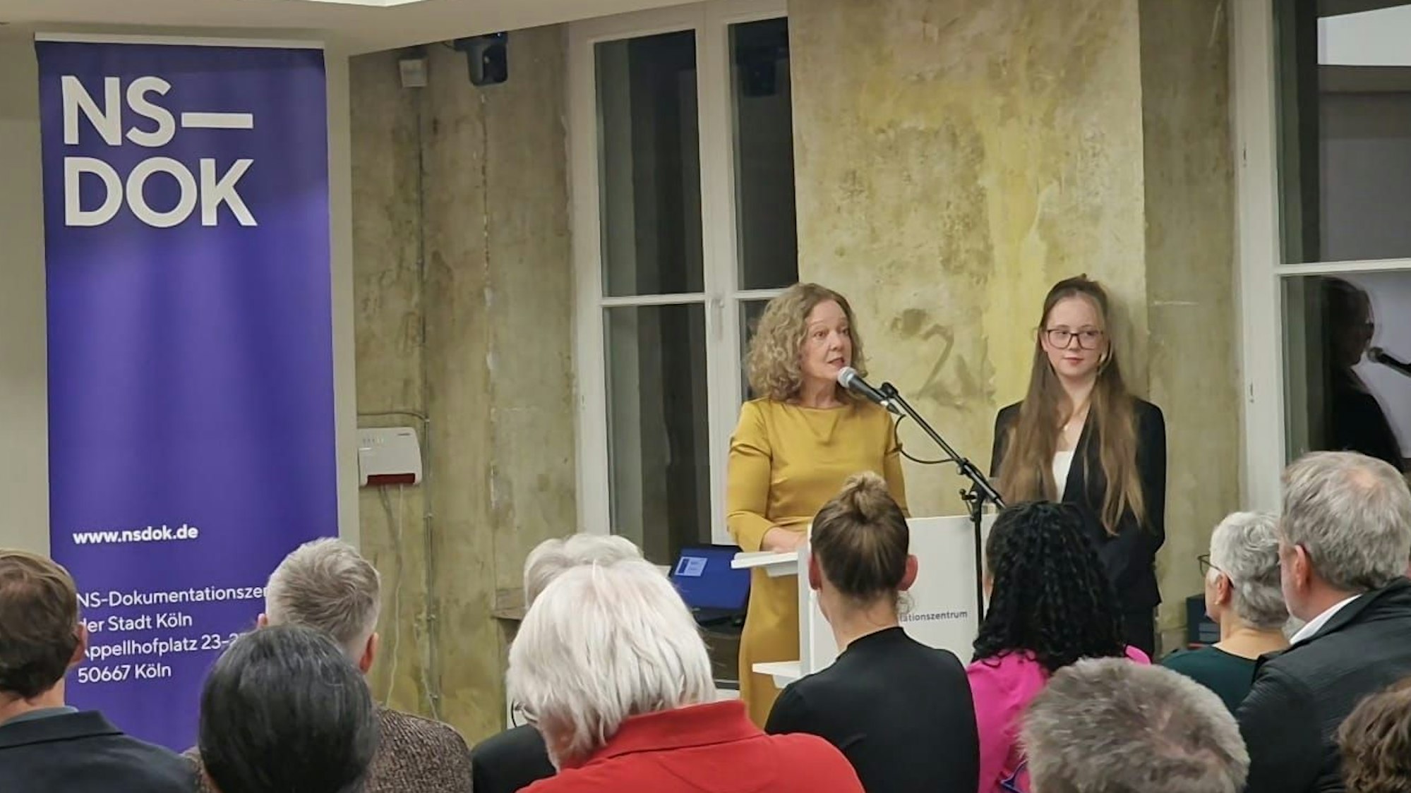 Elternvertreterin Silvia Rick (links) und Oberstufenschülerin Lilli E. nehmen den Bilz-Preis im NS-Dok entgegen.