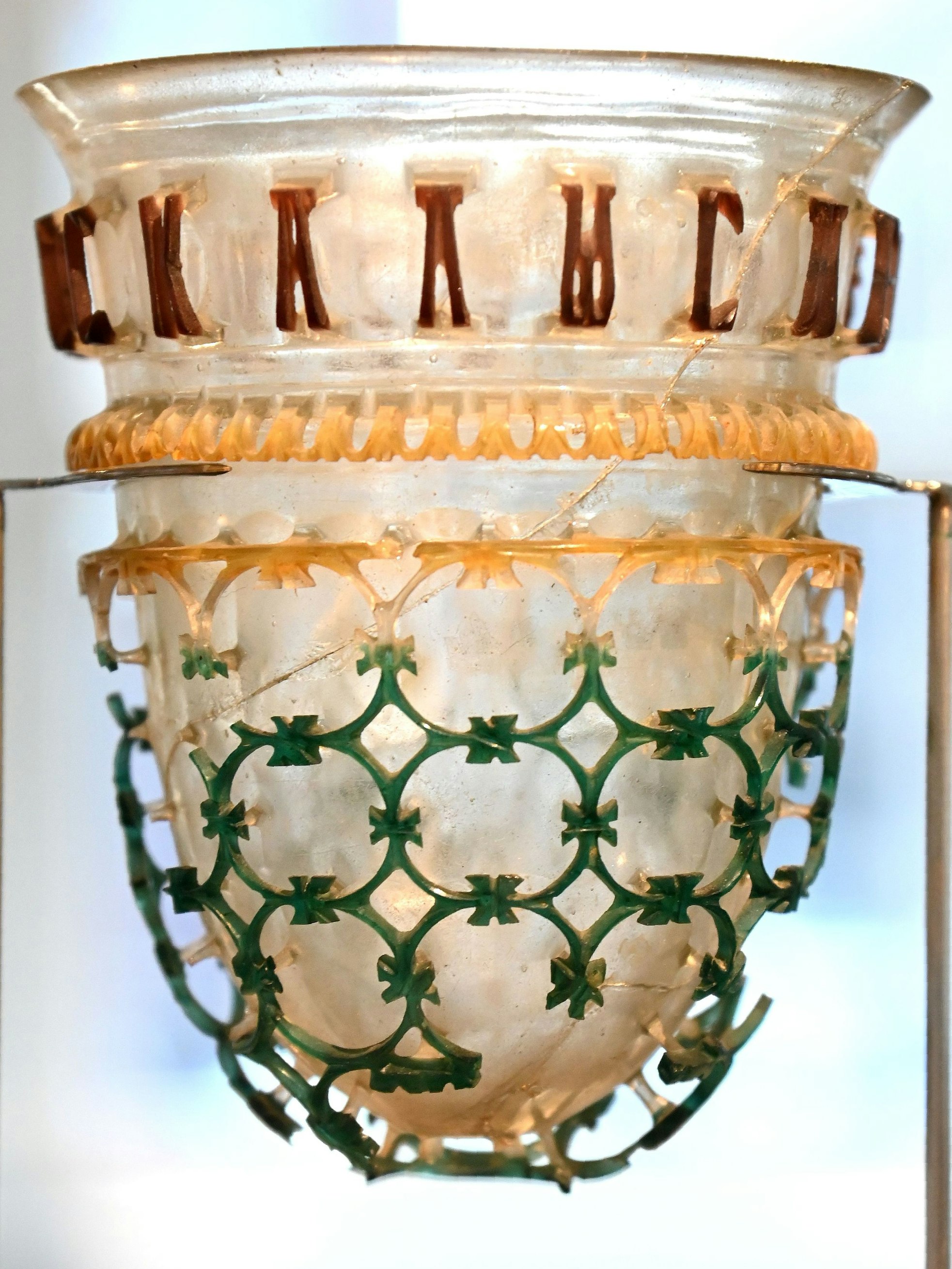 Am Rand des Diatretglases aus dem Kölner RGM steht ein griechischer Toast: Trink und lebe wohl immerdar!