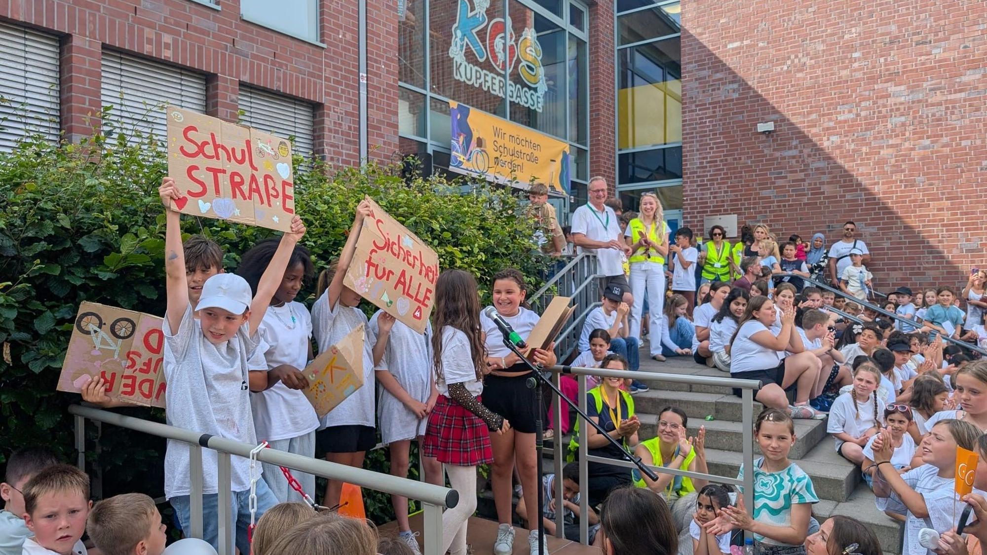 Schülerinnen und Schüler der KGS Kupfergasse in Porz-Urbach bei einem Aktionstag im Sommer 2025.