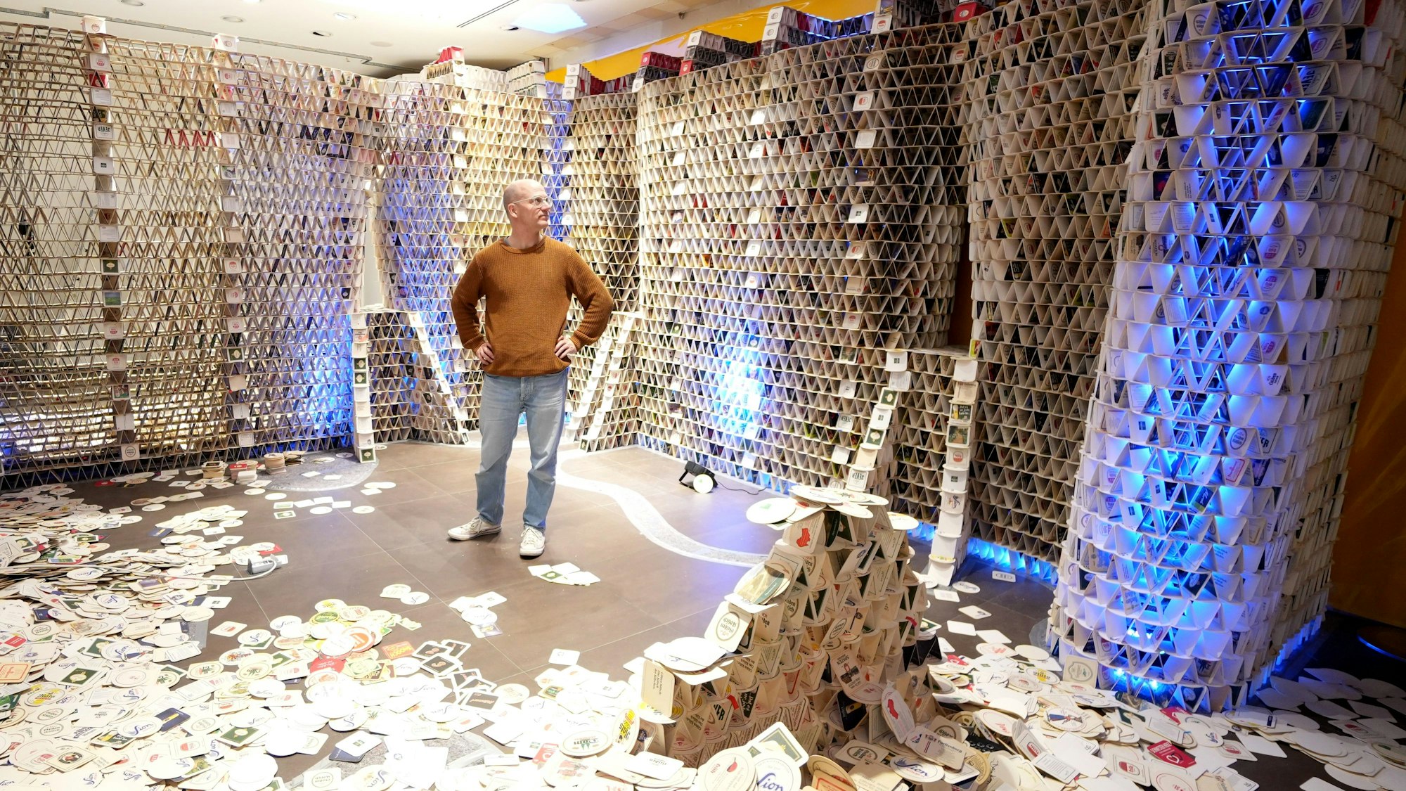 Das Foto zeigt Benjamin Klapper inmitten seiner eingestürzten Skulptur.