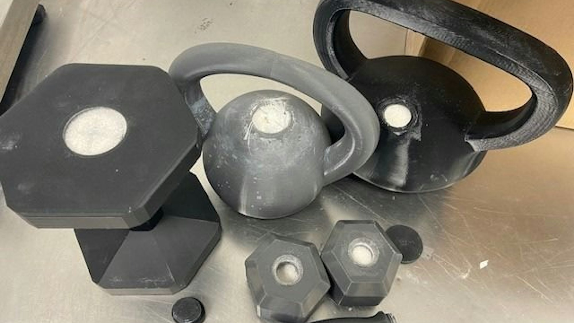 Der Kölner Zoll stellte Drogen und Schmuggelware sicher.