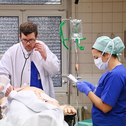 Simulation im Schockraum: Die Notärztin übergibt einen schwerstverletzten Patienten an ein Notfallteam im Krankenhaus Merheim.