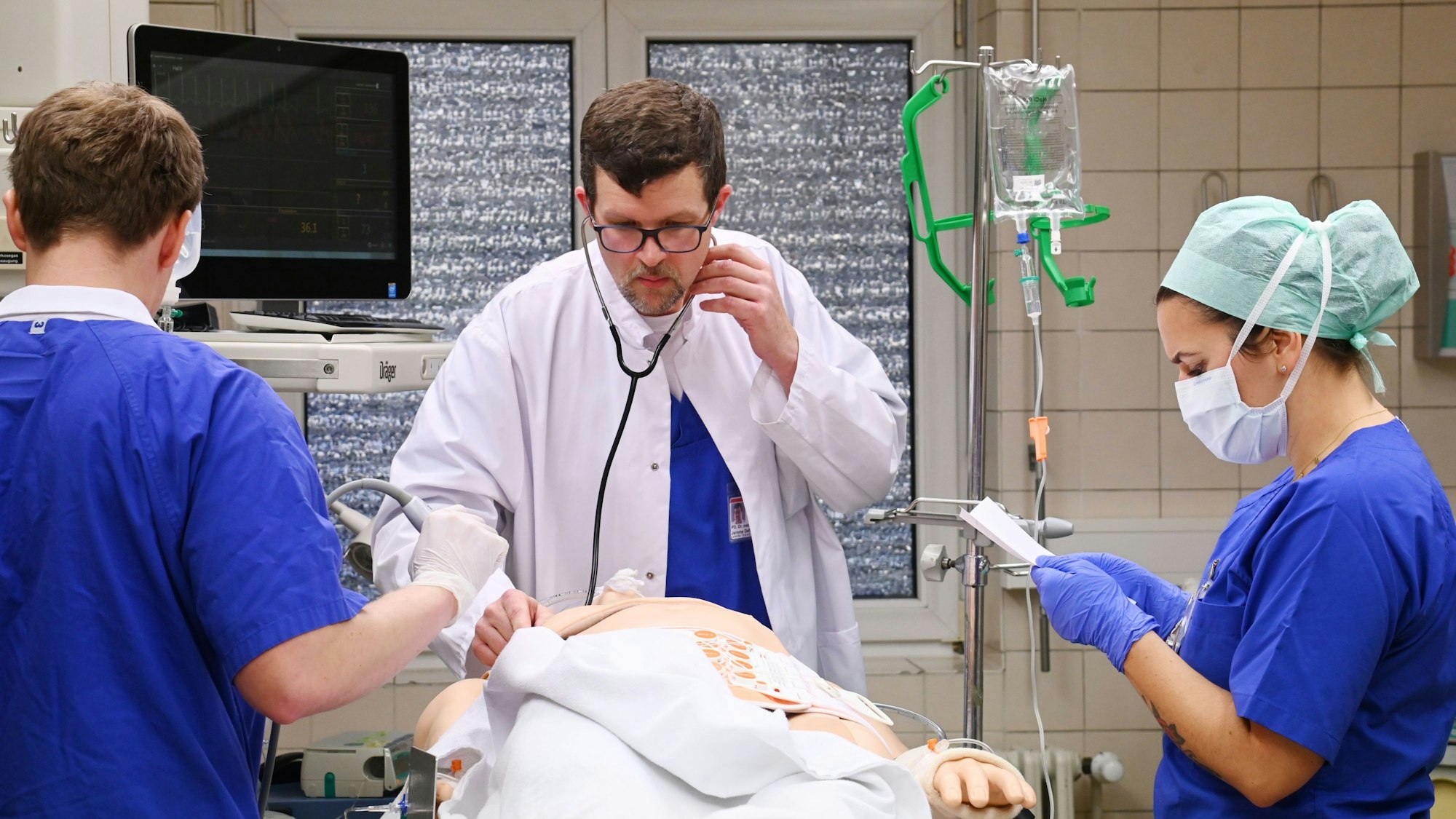 Simulation im Schockraum: Die Notärztin übergibt einen schwerstverletzten Patienten an ein Notfallteam im Krankenhaus Merheim.