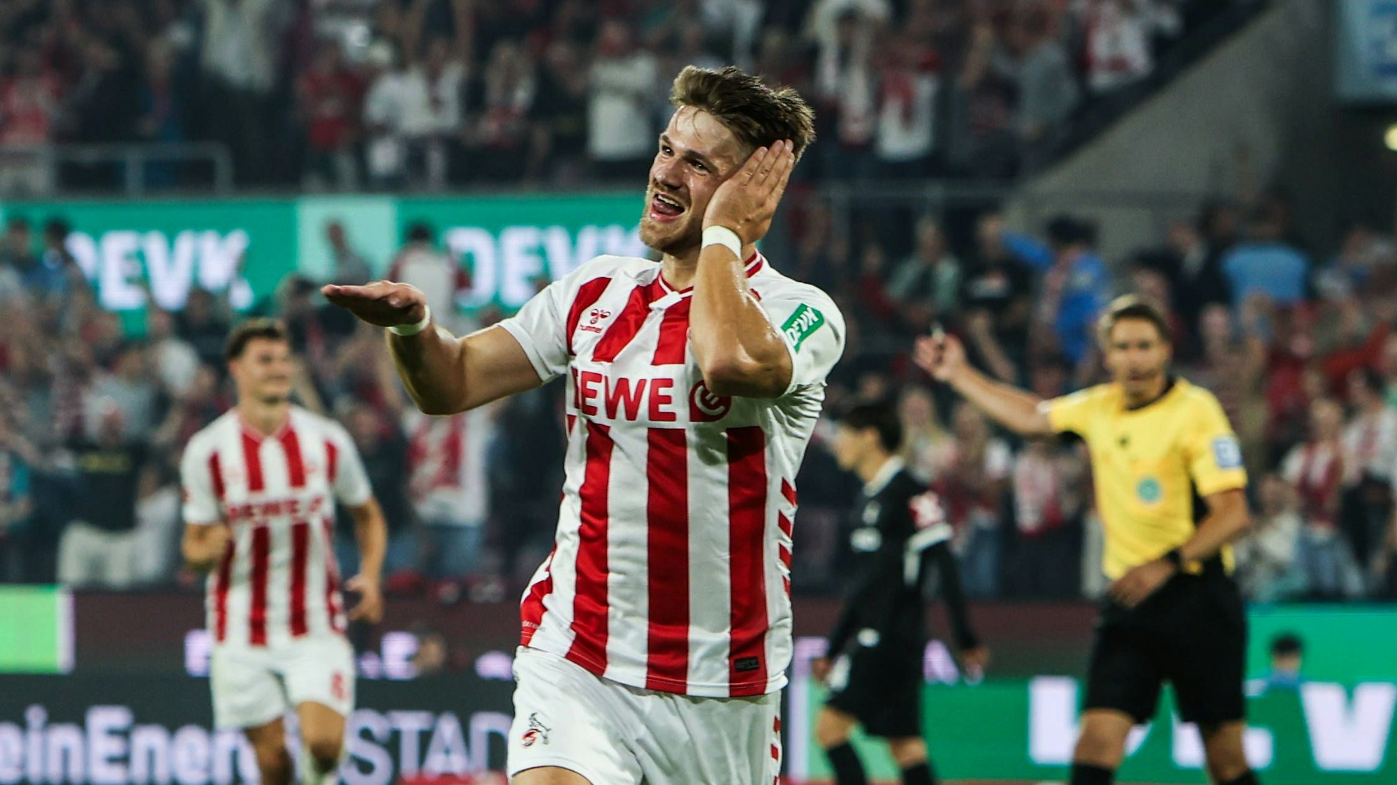 Fussball, Bundesliga Saison 2025/2026 2.Spieltag 1.FC Köln - SC Freiburg 31.08.2025, RheinEnergieSTADION Torjubel 1. FC Köln nach dem Tor zum 3-0 durch Jan Thielmann 1. FC Köln, 29, der Torschütze freut sich Köln RheinEnergieSTADION Nordrhein-Westfalen Deutschland *** Sport, Soccer, Bundesliga Season 2025 2026 2 Matchday 1 FC Köln SC Freiburg 31 08 2025, RheinEnergieSTADION Goal celebration 1 FC Köln after the goal to 3 0 by Jan Thielmann 1 FC Köln, 29 , the scorer is happy Köln RheinEnergieSTADION Nordrhein Westfalen Germany