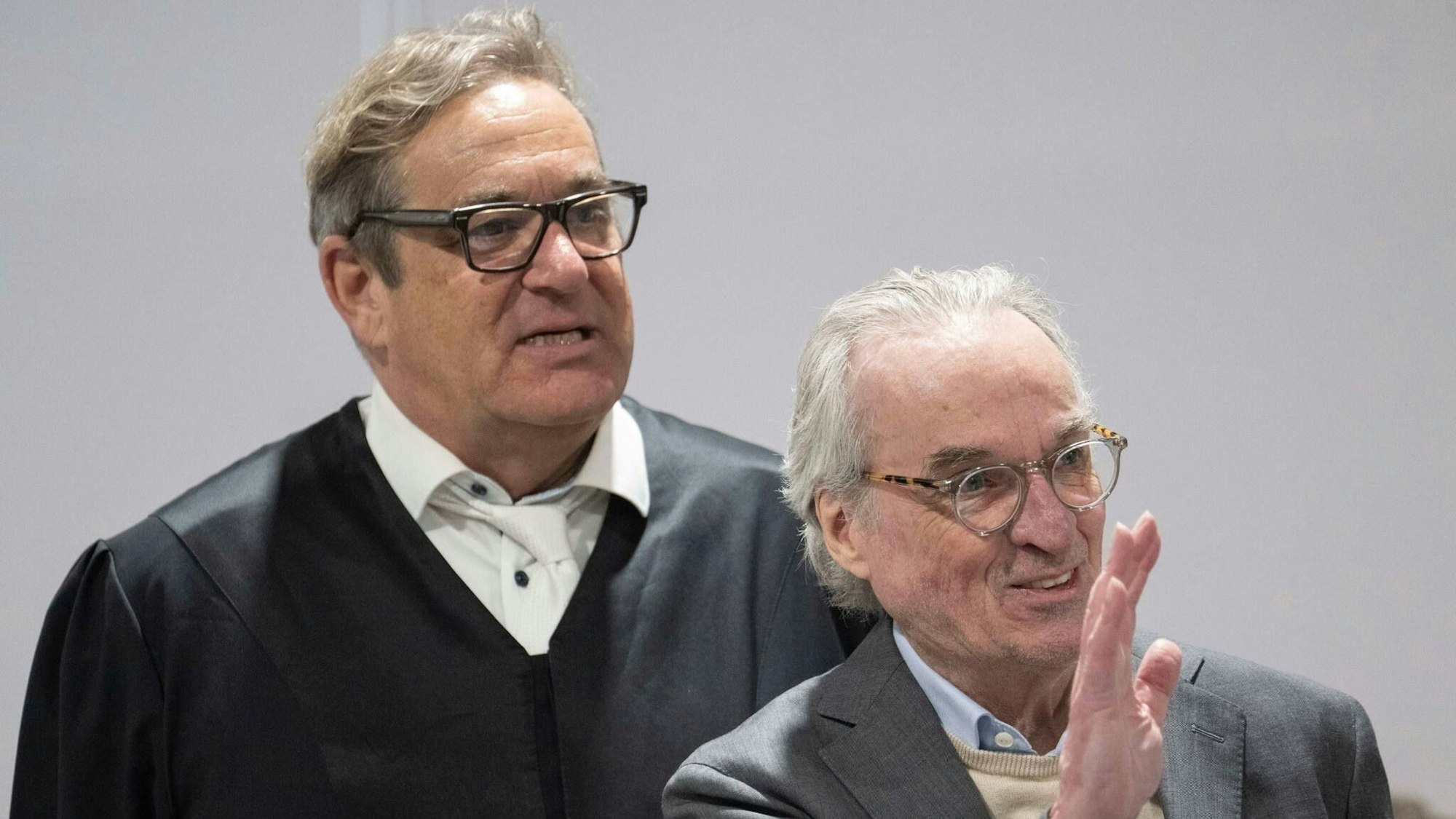 „Inzwischen ist mir klar, dass dies alles irreal gewesen ist": Heinrich XIII. Prinz von Reuß (rechts) am Mittwoch neben seinem Anwalt Roman von Alvensleben im Gericht.