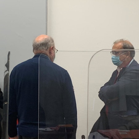 Als Serientäter wurde der ehemalige Priester Hans Bernd Ue. (Mitte) 2022 vom Landgericht Köln zu 12 Jahren Haft verurteilt. Ue.s Pflegetochter Melanie F., eines seiner Opfer, hat jetzt vom Erzbistum eine freiwillige Leistung von 360.000 Euro in Anerkennung ihres Leids erhalten.