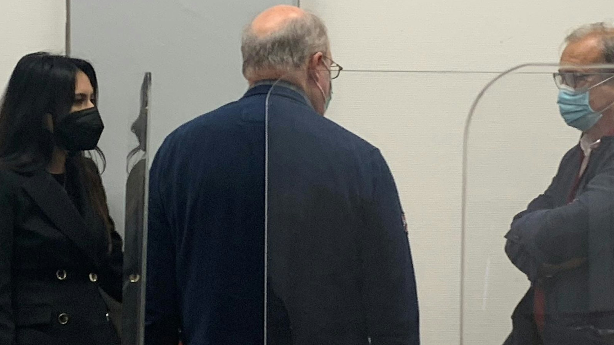 Als Serientäter wurde der ehemalige Priester Hans Bernd Ue. (Mitte) 2022 vom Landgericht Köln zu 12 Jahren Haft verurteilt. Ue.s Pflegetochter Melanie F., eines seiner Opfer, hat jetzt vom Erzbistum eine freiwillige Leistung von 360.000 Euro in Anerkennung ihres Leids erhalten.