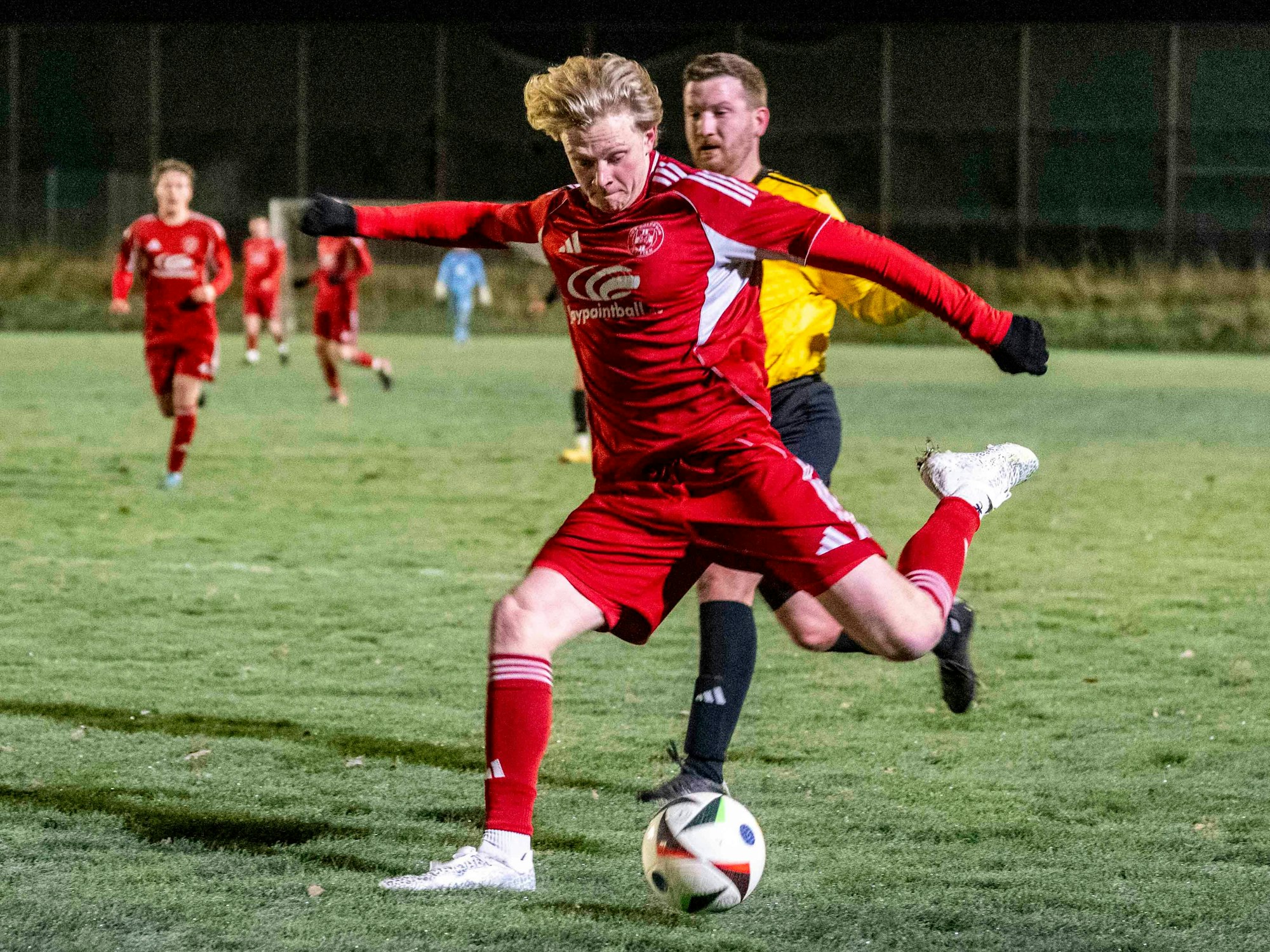 Das Bild zeigt Tim Birkenheuer bei einem Torabschluss.