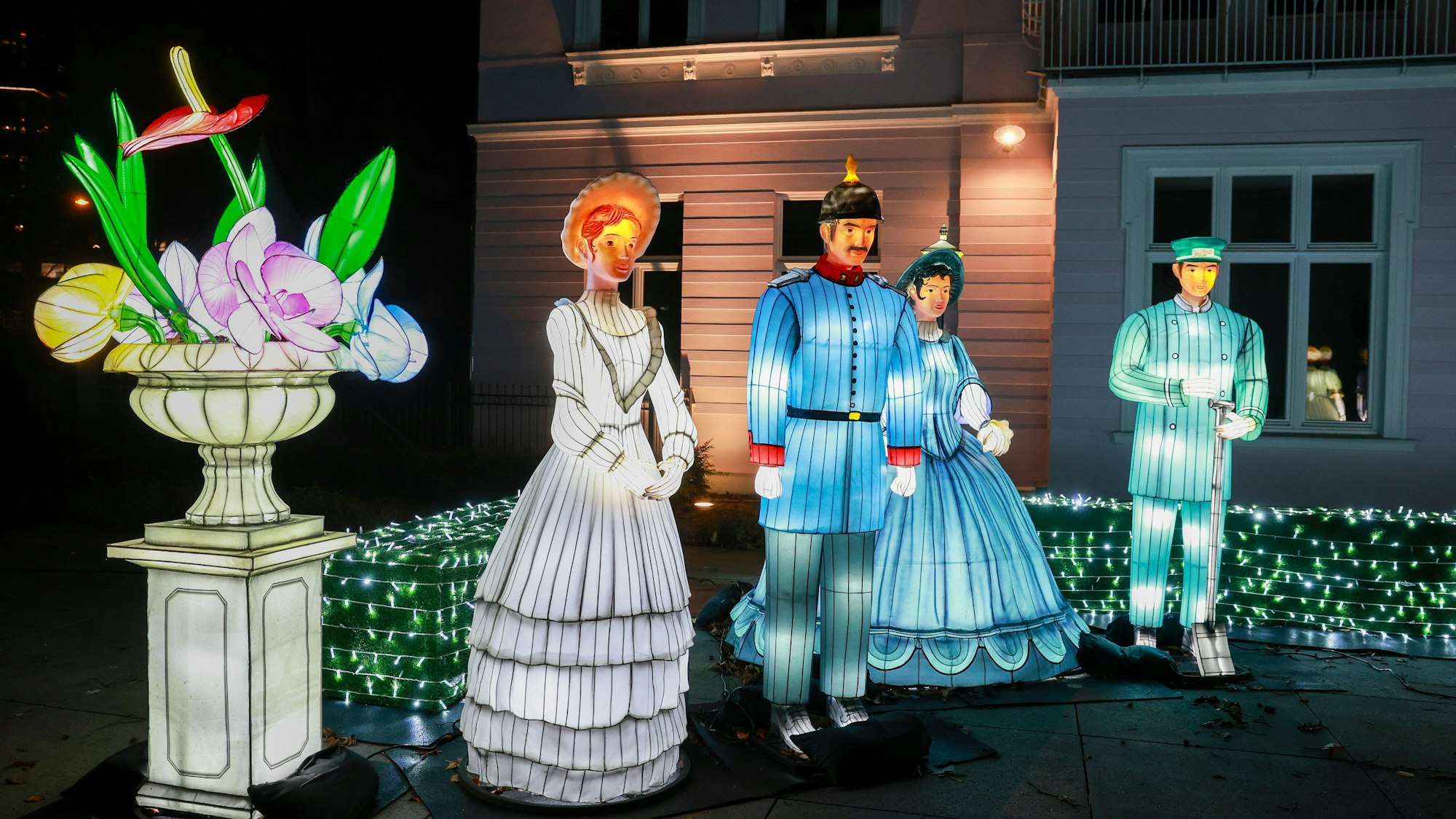 Leuchtende Figuren beim Lichtfest China Lights im Kölner Zoo 2024.