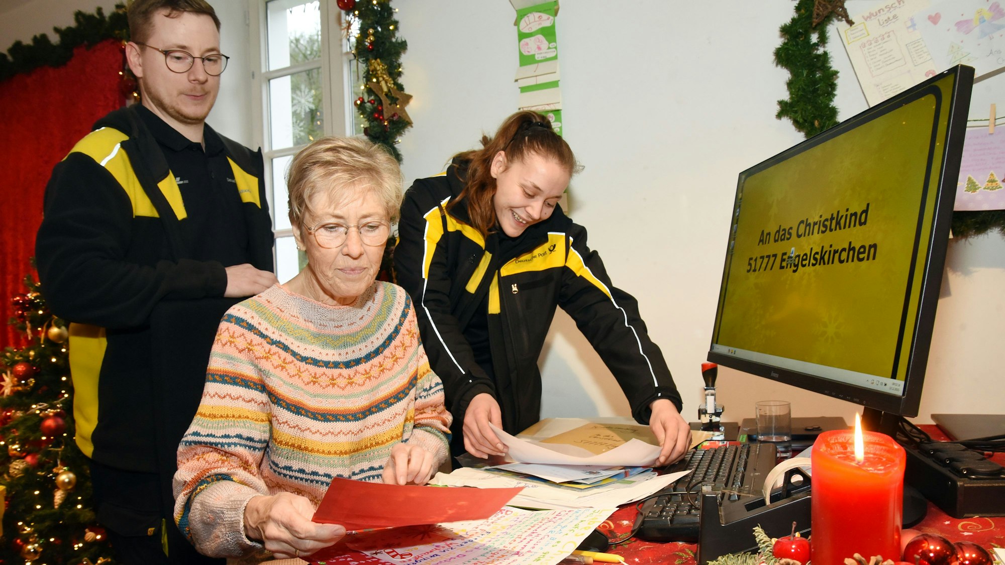Als eine von vielen Helferinnen im Christkindpostamt studiert Birgit Müller (l.M.) die Wunschzettel der Kinder. Einige Wünsche bringen sie dabei auch zum Schmunzeln. An diesem Tag schauen ihr Anna Maria Schött und Alexander Milinski von der Post über die Schulter und lesen mit.