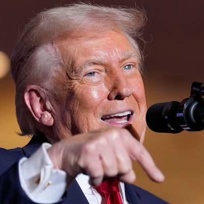 US-Präsident Donald Trump spricht im Mount Airy Casino Resort vor seinen Anhängern.