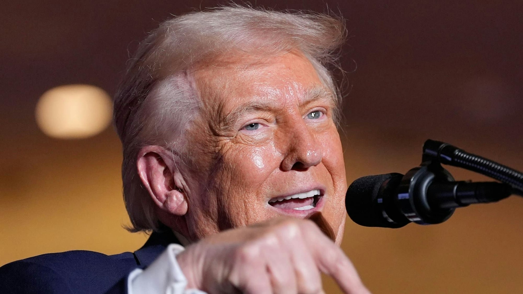 US-Präsident Donald Trump spricht im Mount Airy Casino Resort vor seinen Anhängern.