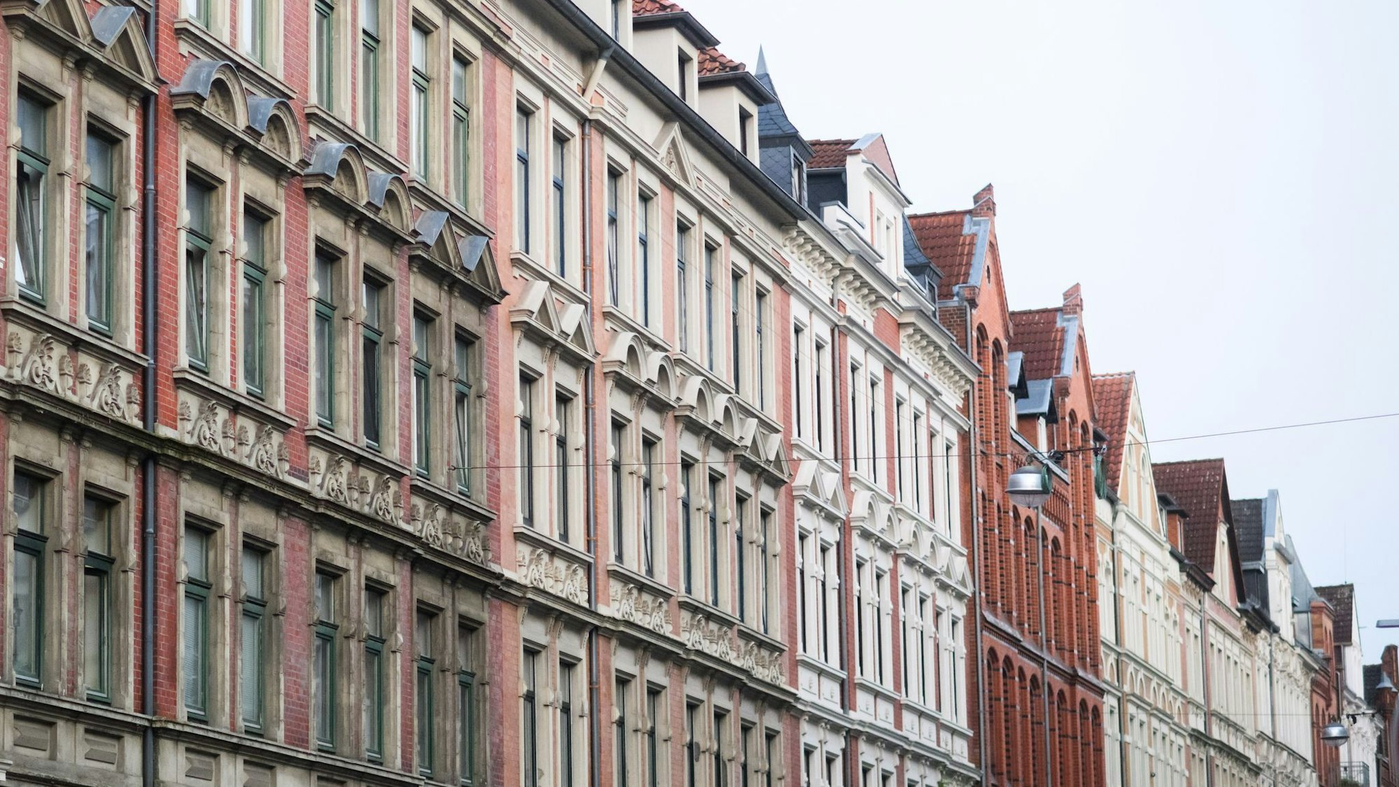 Das Bild zeigt Altbaufassaden. (Archivbild) Foto: Julian Stratenschulte/dpa