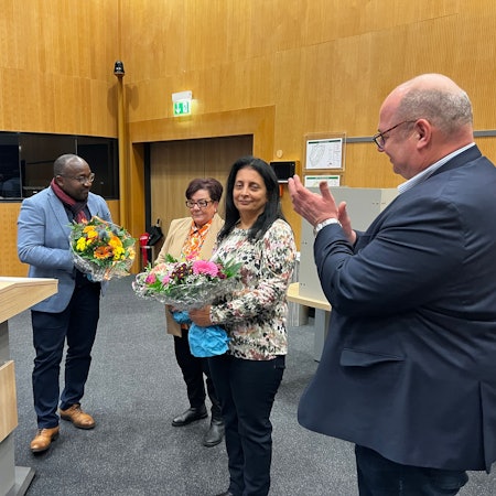 Integrationsrat, Oberbürgermeister Stefan Hebbel verteilt Blumen für die scheidenden Vorsitzenden. Bild: Ralf Krieger