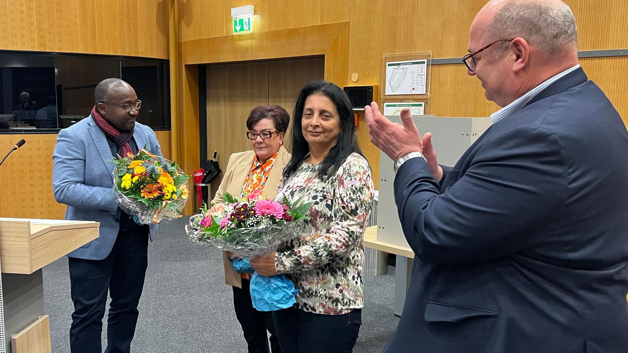 Integrationsrat, Oberbürgermeister Stefan Hebbel verteilt Blumen für die scheidenden Vorsitzenden. Bild: Ralf Krieger