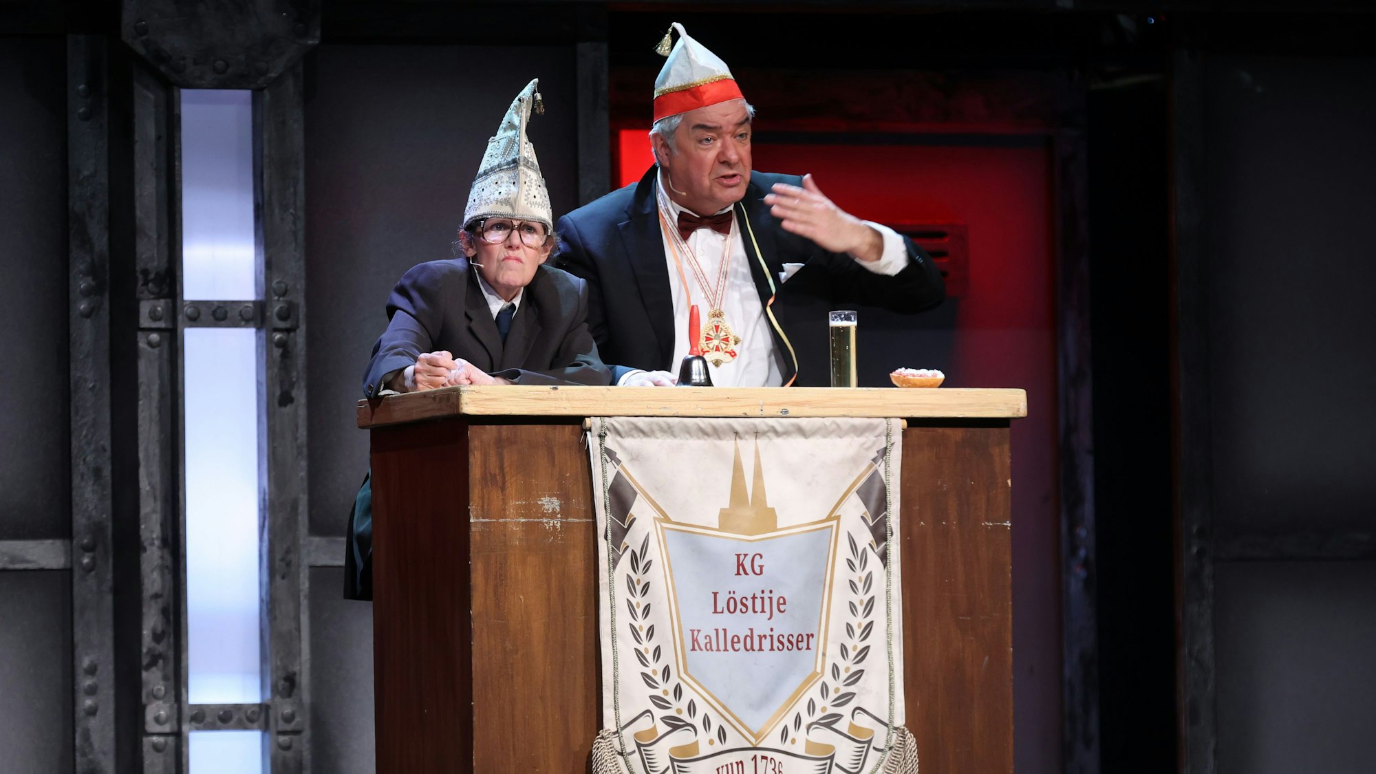 Zwei Redner bei der Premiere 2024 der alternativen Karnevalssitzung Stunksitzung im E-Werk in Köln.