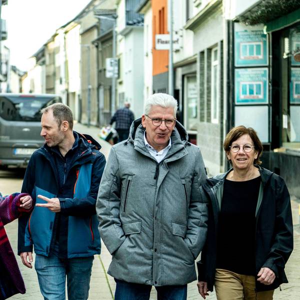 Das Bild zeigt Vertreter der Stadt Euskirchen, von Feder und Anwohner, die die Bischofstraße entlang gehen.