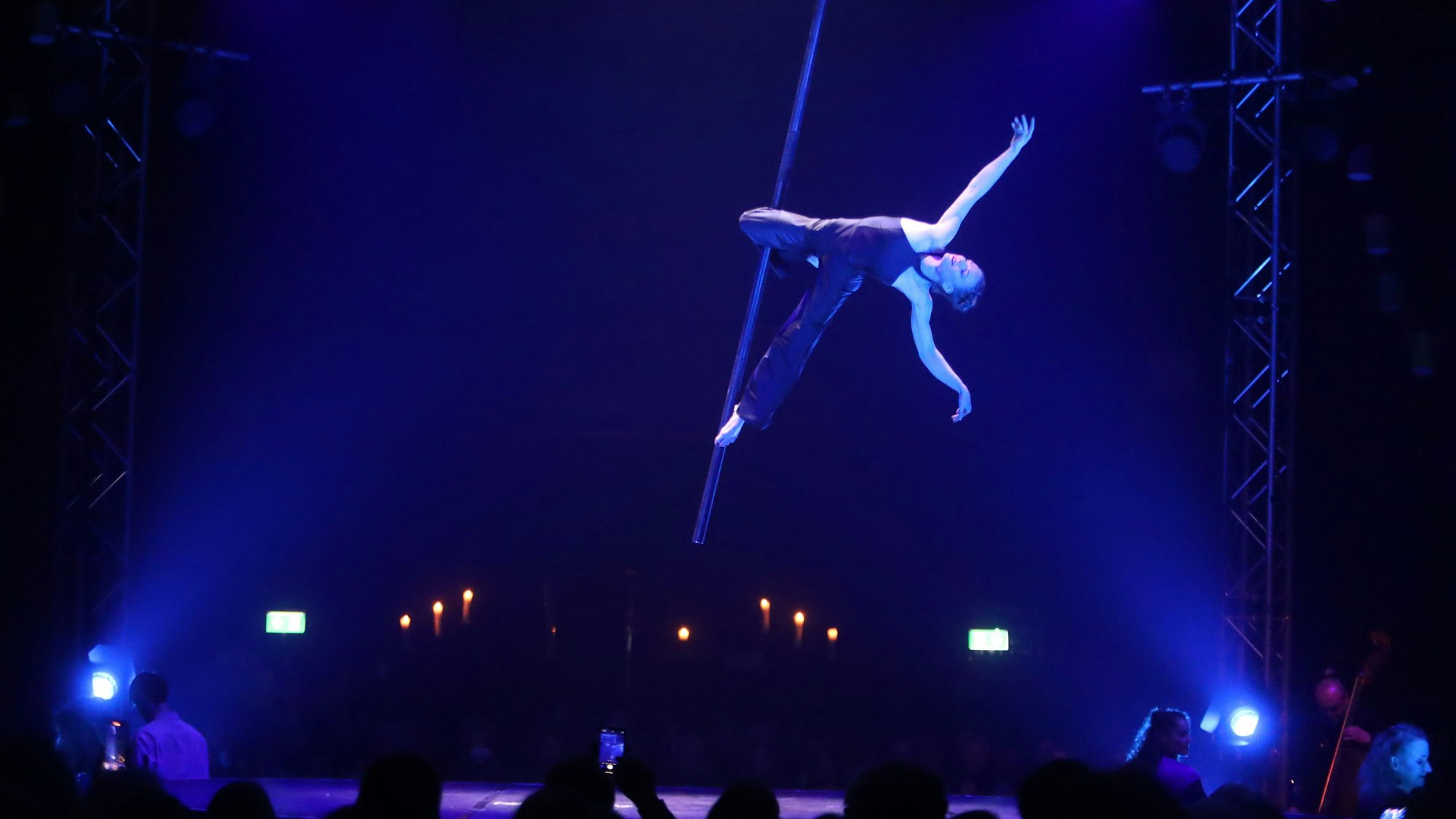 Das Bild zeigt Seilakrobatin Helena Jans.