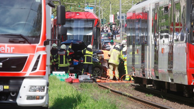 29.04.2024, Köln: Zwei Verletzte nach einem Unfall auf dem Bergischer Ring. Eine Stadtbahn der KVB und ein Auto sind kollidiert. Die Feuerwehr musste ausrücken. Die PkW Fahrerin mitte 40 wurde dabei schwer Verletzt. Der KVB Fahrer (60) erlitt einen Schock. Die Polizei ermittelt den Hergang. Foto: Arton Krasniqi