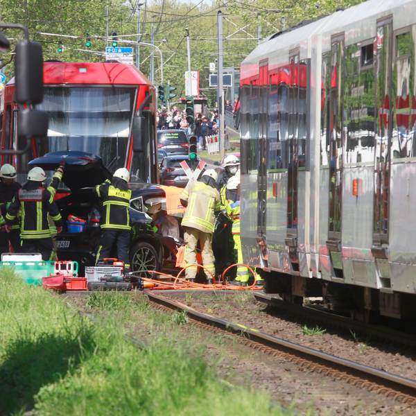 29.04.2024, Köln: Zwei Verletzte nach einem Unfall auf dem Bergischer Ring. Eine Stadtbahn der KVB und ein Auto sind kollidiert. Die Feuerwehr musste ausrücken. Die PkW Fahrerin mitte 40 wurde dabei schwer Verletzt. Der KVB Fahrer (60) erlitt einen Schock. Die Polizei ermittelt den Hergang. Foto: Arton Krasniqi