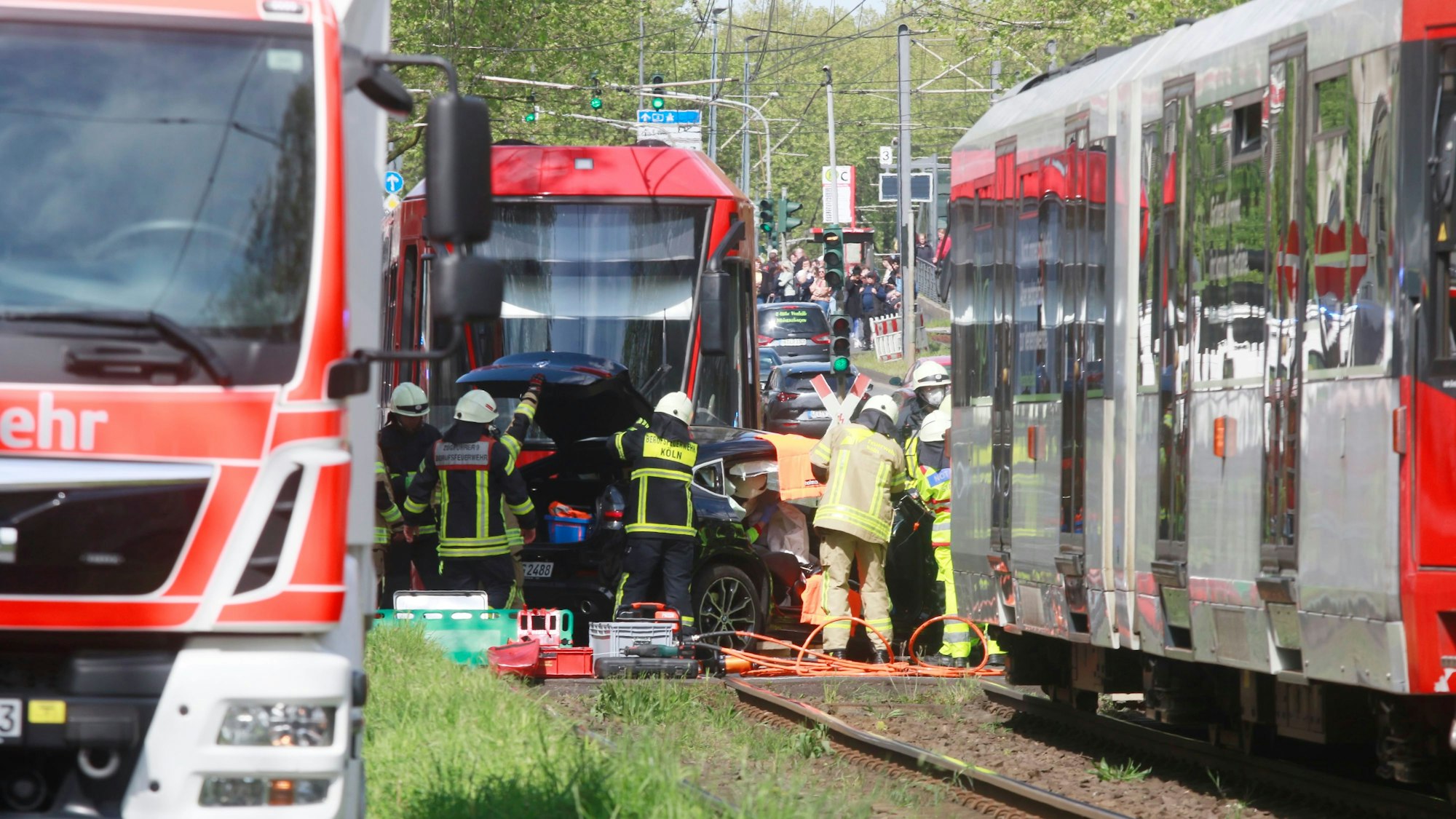 29.04.2024, Köln: Zwei Verletzte nach einem Unfall auf dem Bergischer Ring. Eine Stadtbahn der KVB und ein Auto sind kollidiert. Die Feuerwehr musste ausrücken. Die PkW Fahrerin mitte 40 wurde dabei schwer Verletzt. Der KVB Fahrer (60) erlitt einen Schock. Die Polizei ermittelt den Hergang. Foto: Arton Krasniqi