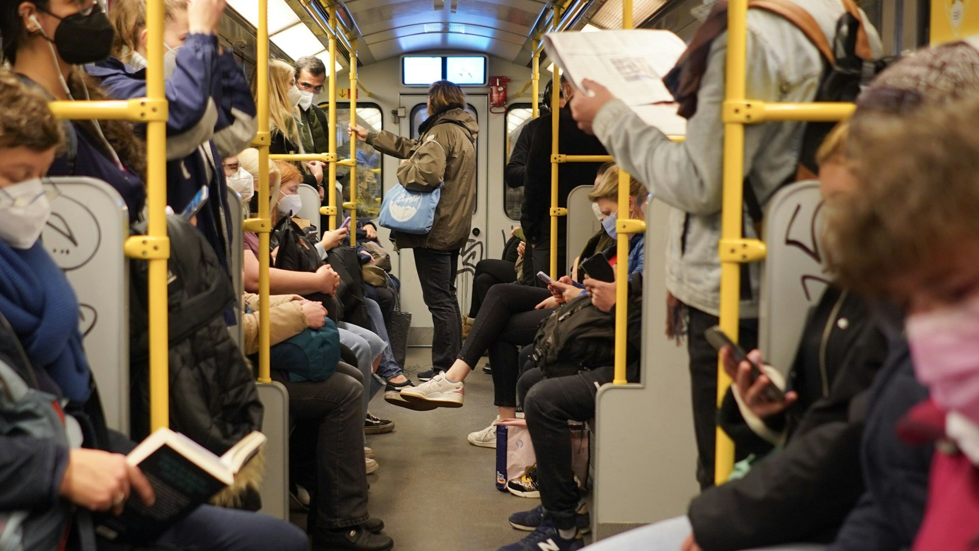 ARCHIV - Alle Jahre wieder: Die Grippewelle sorgt in vollen Bahnen und Büros für ein erhöhtes Ansteckungsrisiko durch Tröpfcheninfektion. (zu dpa: «Erwischt von der Grippe? Das müssen Sie jetzt wissen») Foto: Jörg Carstensen/dpa/dpa-tmn - Honorarfrei nur für Bezieher des dpa-Themendienstes +++ dpa-Themendienst +++