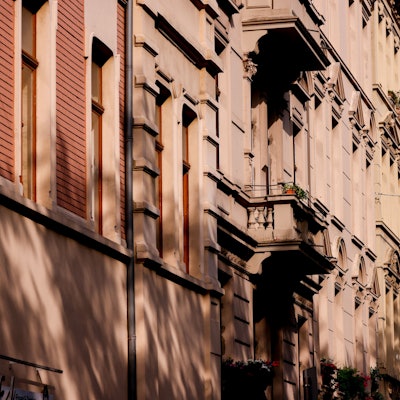 Rund 80 Prozent der Kölnerinnen und Kölner wohnt in Mehrfamilienhäusern (Symbolbild).