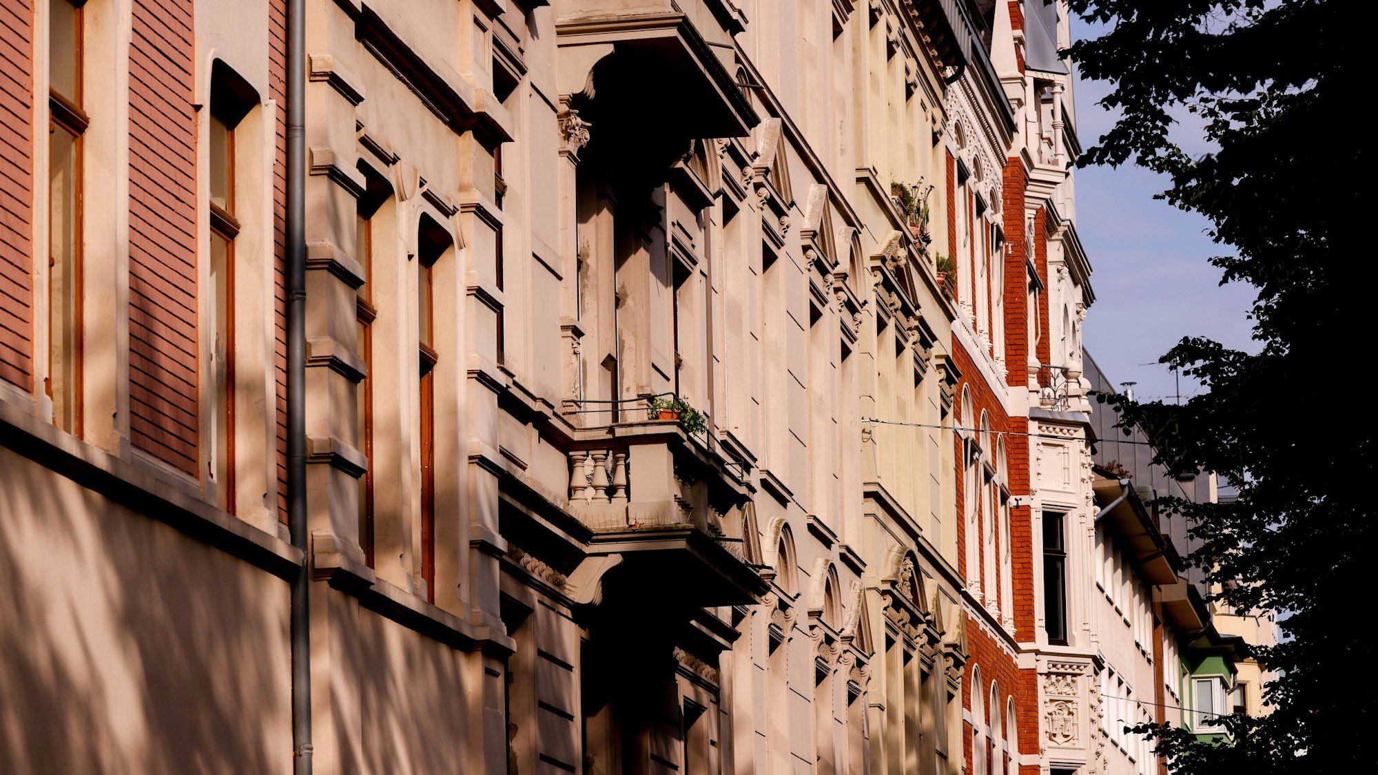 Rund 80 Prozent der Kölnerinnen und Kölner wohnt in Mehrfamilienhäusern (Symbolbild).