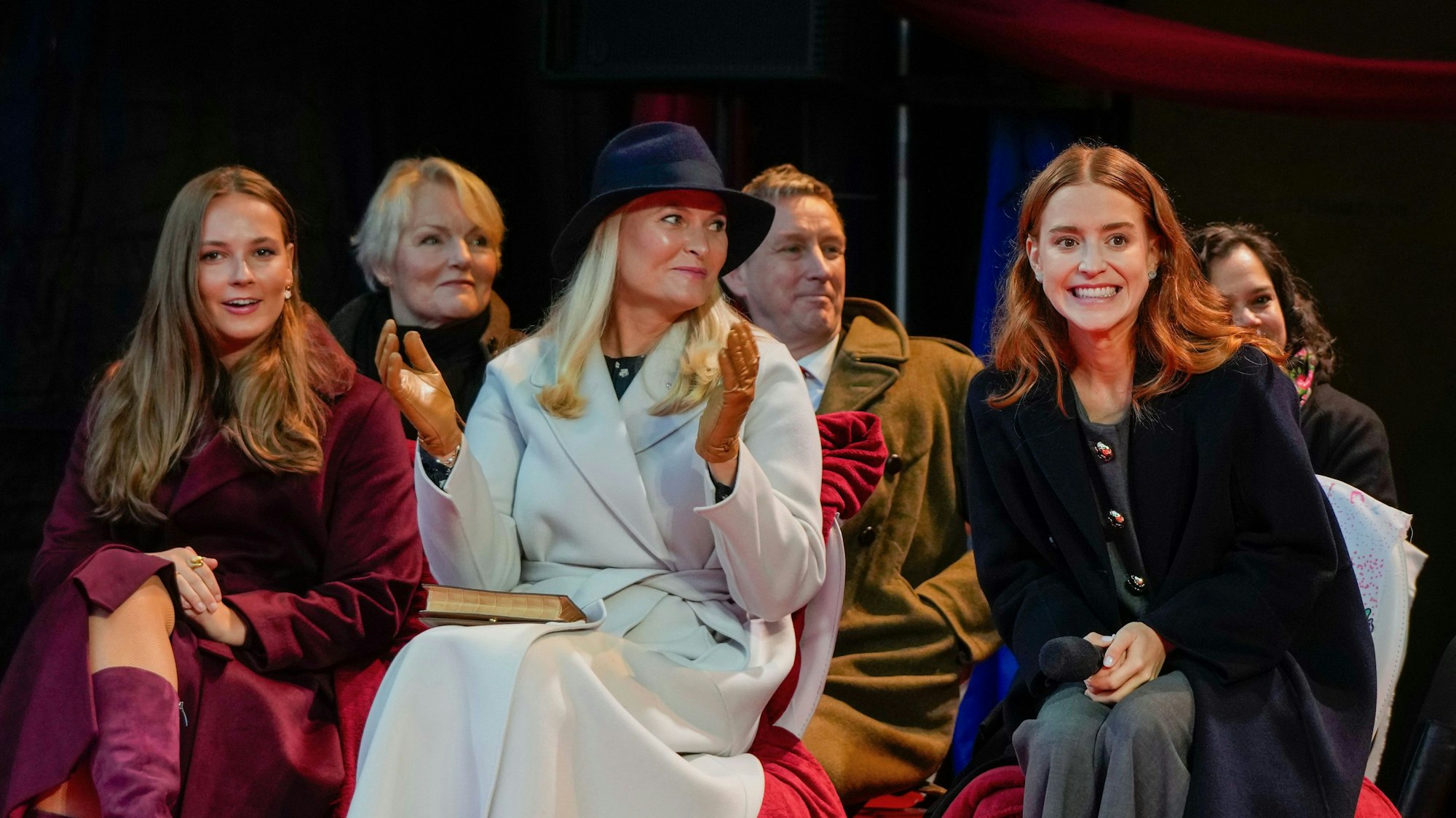 Ana Corina Sosa (r-l), Tochter der Friedensnobelpreisträgerin Maria Corina Machado, Kronprinzessin Mette-Marit und Prinzessin Ingrid Alexandra bei der Friedenspreisverleihung von Redd Barna im Nobel-Friedenszentrum vor der Nobelpreisverleihung in Oslo.