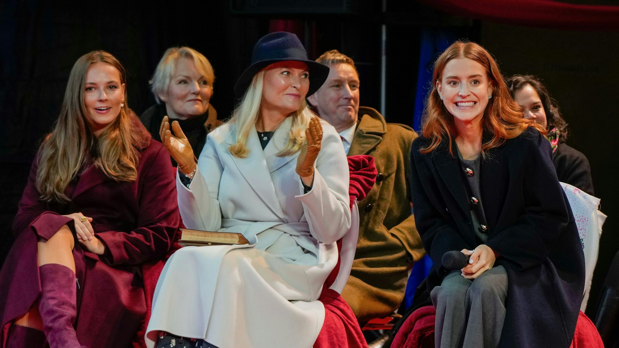 Ana Corina Sosa (r-l), Tochter der Friedensnobelpreisträgerin Maria Corina Machado, Kronprinzessin Mette-Marit und Prinzessin Ingrid Alexandra bei der Friedenspreisverleihung von Redd Barna im Nobel-Friedenszentrum vor der Nobelpreisverleihung in Oslo.