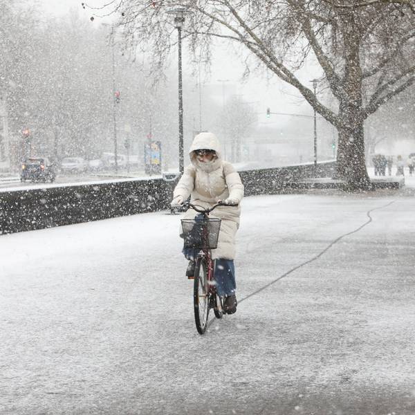 Schnee auf Straße in Köln.