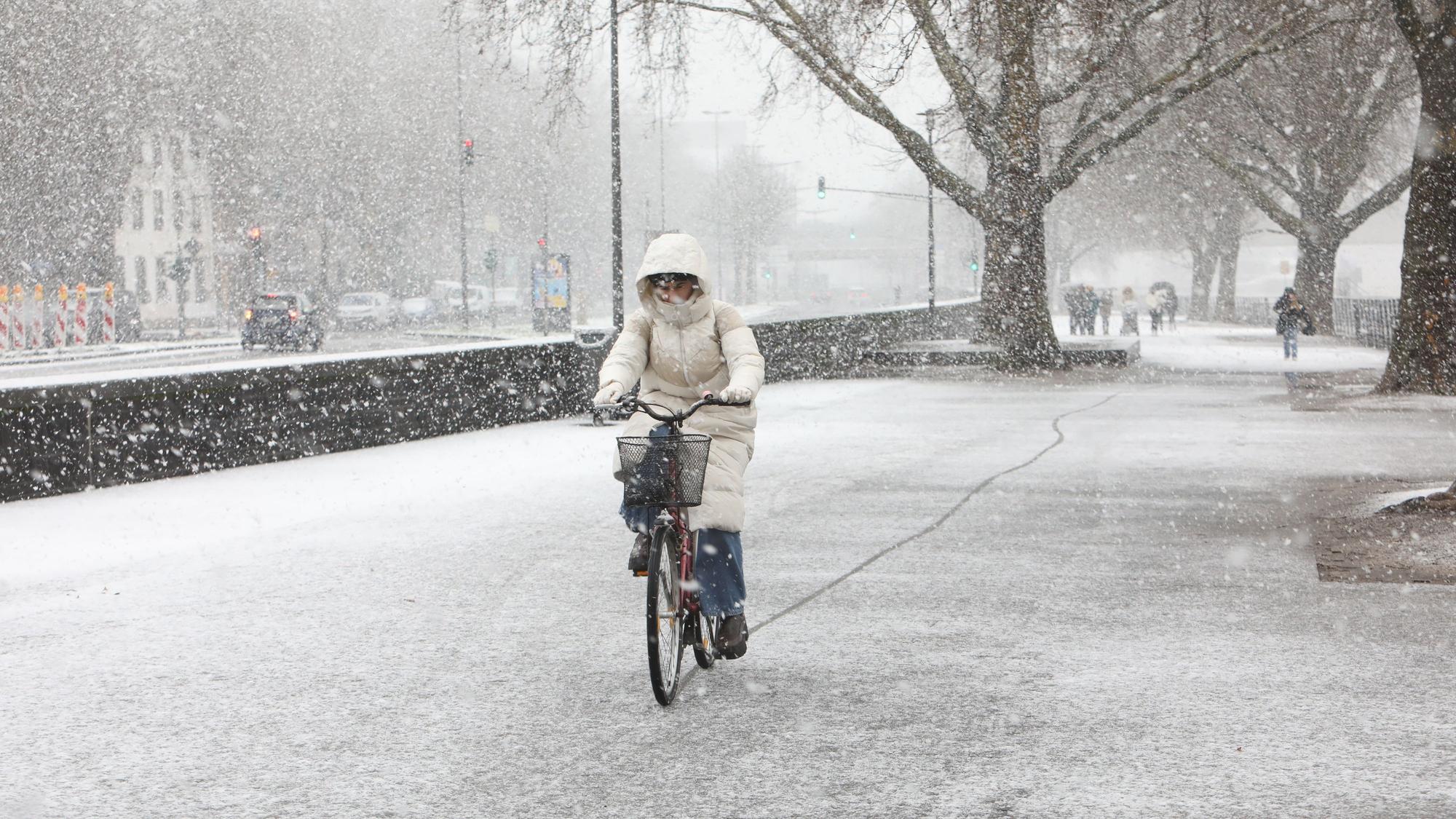 Schnee auf Straße in Köln.