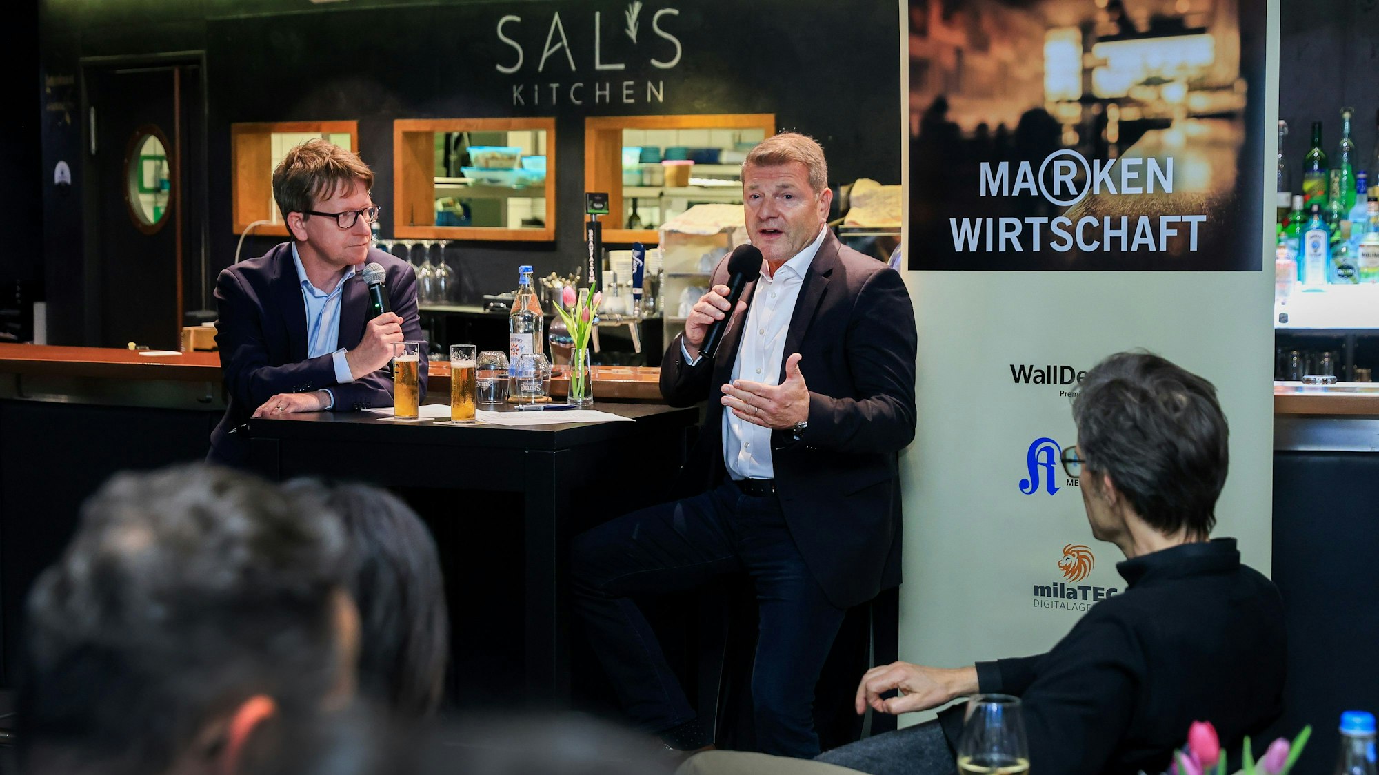 Eurowings-Chef Jens Bischof im Gespräch mit Thorsten Breitkopf (l.) bei der Veranstaltung "Markenwirtschaft" zum Thema "Von Low Cost zu Love brand?" im Rothonda Business Club.